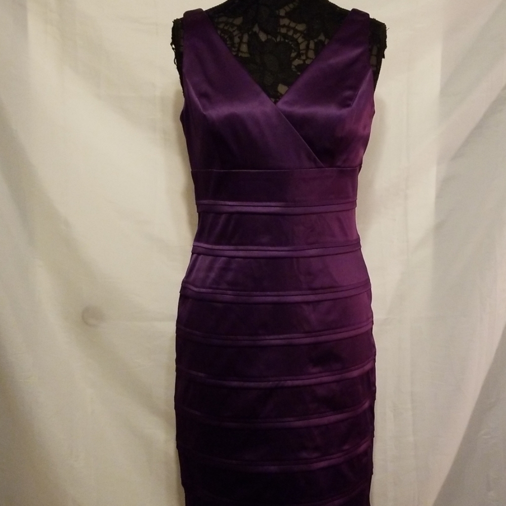 Purple v-neck, flattering forgiving Bandage design